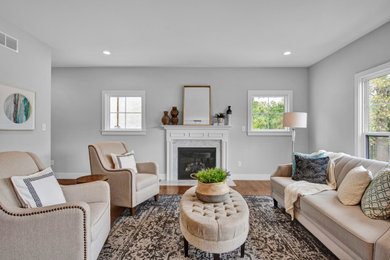 Arts and crafts living room photo in St Louis