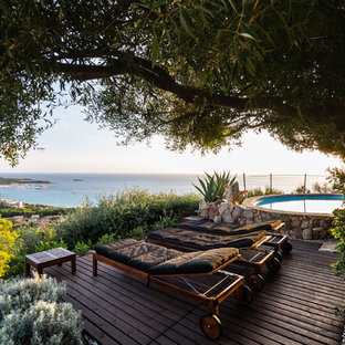 Oberirdischer Mediterraner Pool hinter dem Haus in runder Form mit Dielen in Cagliari