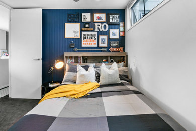 サンシャインコーストにある中くらいなコンテンポラリースタイルのおしゃれな寝室 (青い壁、カーペット敷き、グレーの床)