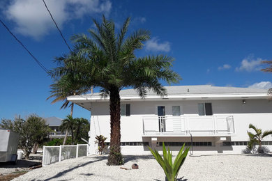 Example of a minimalist home design design in Miami