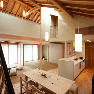 他の地域のアジアンスタイルのおしゃれなLDK (ベージュの壁、淡色無垢フローリング、暖炉なし) の写真