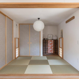 Réalisation d'une chambre d'amis asiatique de taille moyenne avec un mur blanc, un sol de tatami et un sol vert.