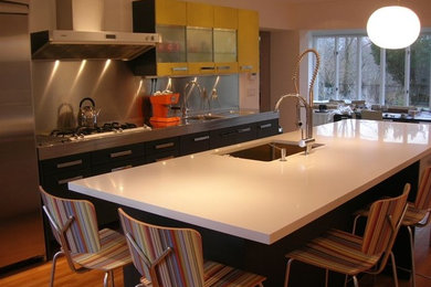 Inspiration for a contemporary kitchen remodel in Chicago