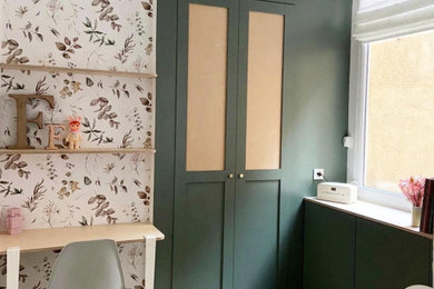 Inspiration pour une petite chambre d'enfant de 4 à 10 ans nordique avec un mur vert, un sol beige et du papier peint.