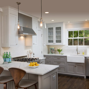 Imagen de cocina en U, tradicional renovada, con fregadero sobremueble, armarios estilo shaker, puertas de armario grises, salpicadero blanco, electrodomésticos de acero inoxidable, suelo de madera oscura y península