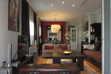 Living room photo in Madrid