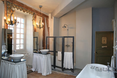 Traditional bathroom in Toulouse.