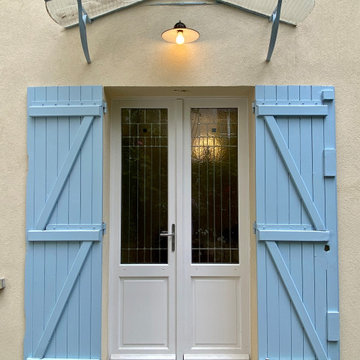 Porte d'entrée donnant sur un cour d'immeuble à Paris
