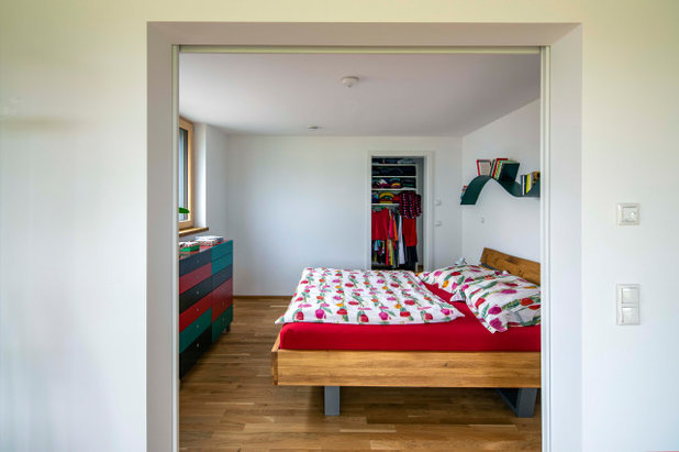 Skandinavisch Schlafzimmer by Lebensraum Holz GmbH