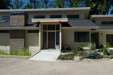 Inspiration for a contemporary landscaping in Portland.