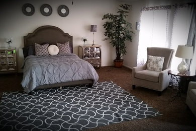 Example of a transitional home design design in Phoenix