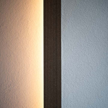 Dettaglio luce verticale ricavata su rivestimenti in WPC