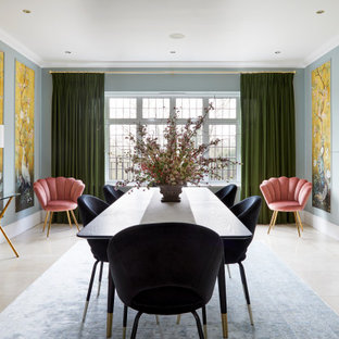 Ispirazione per una grande sala da pranzo minimal chiusa con pavimento in pietra calcarea e pannellatura