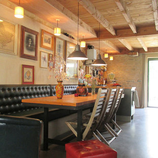 サンテティエンヌの広いカントリー風 LDKの画像 (ベージュの壁、コンクリートの床)