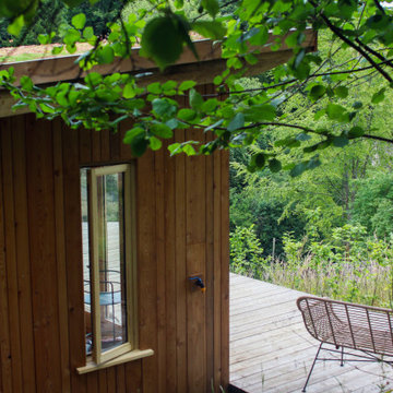 Woodland Retreat: A Multifunctional Cabin Home Office