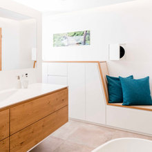 Richtig eingesetzt: Ein Badezimmer mit Sitzecke und Wäscherutsche