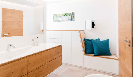 Richtig eingesetzt: Ein Badezimmer mit Sitzecke und Wäscherutsche