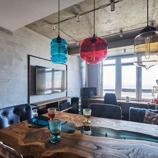 モスクワの小さいインダストリアルスタイルのおしゃれな着席型バー (アンダーカウンターシンク、フラットパネル扉のキャビネット、中間色木目調キャビネット、木材カウンター、グレーのキッチンパネル、ラミネートの床、ベージュの床、ターコイズのキッチンカウンター) の写真