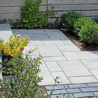 Mittelgroßer Stilmix Vorgarten im Sommer mit Auffahrt, Gehweg, direkter Sonneneinstrahlung und Betonplatten in Toronto