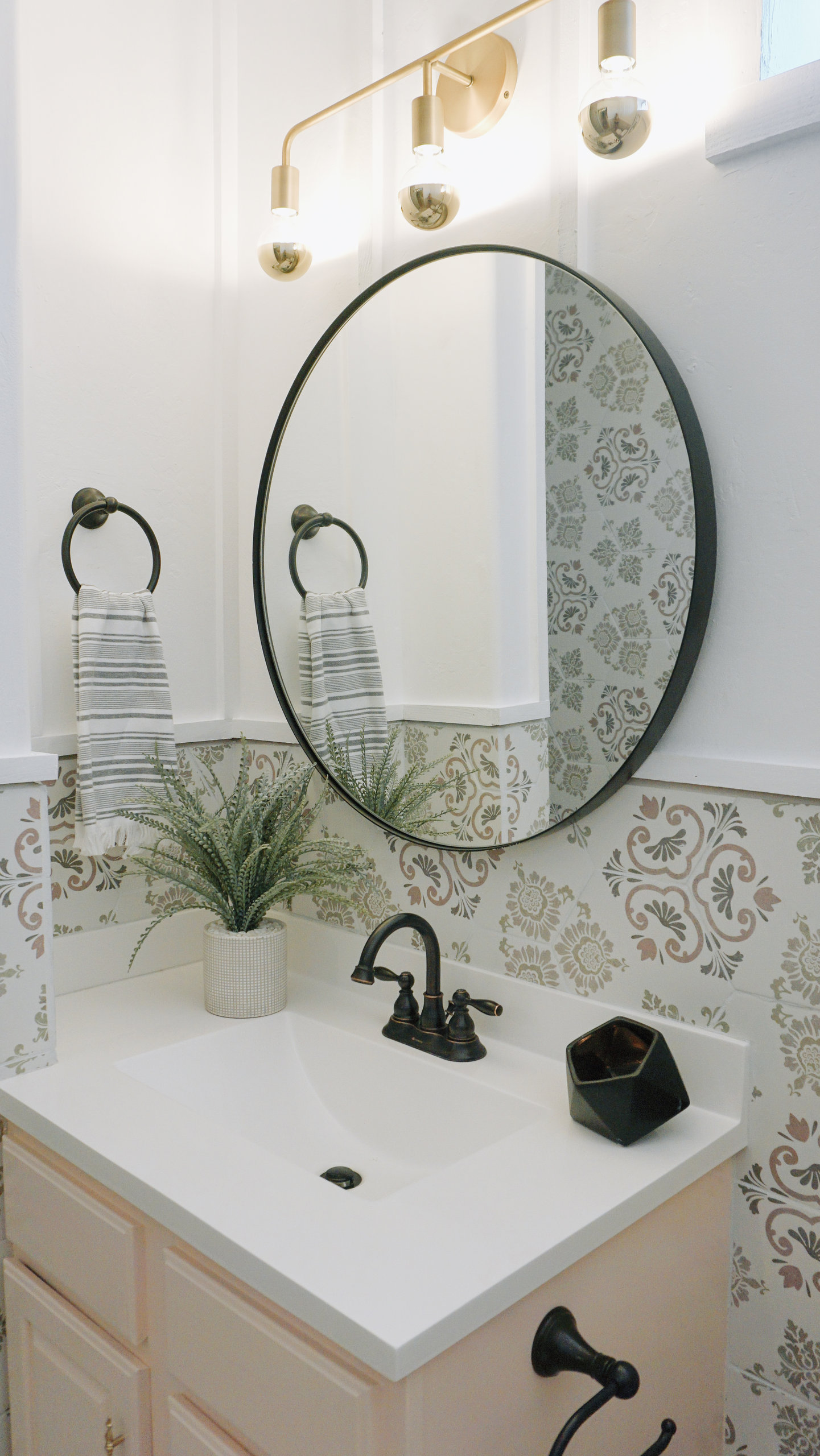 Cheyenne Framed Round Mirror, Black