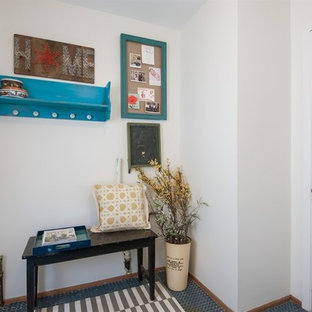 Foto de vestíbulo posterior bohemio, pequeño, con paredes blancas, suelo vinílico, puerta doble y puerta de madera oscura