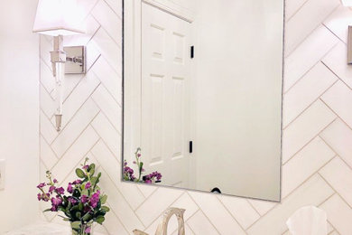 アトランタにある高級な中くらいなトランジショナルスタイルのおしゃれなマスターバスルーム (シェーカースタイル扉のキャビネット、白いキャビネット、オープン型シャワー、一体型トイレ	、白いタイル、大理石タイル、白い壁、大理石の床、アンダーカウンター洗面器、大理石の洗面台、白い床、開き戸のシャワー、白い洗面カウンター、ニッチ、洗面台1つ、独立型洗面台、白い天井) の写真