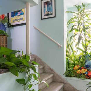 Eklektisk inredning av en mellanstor foajé, med blå väggar, vinylgolv, en enkeldörr, en vit dörr och brunt golv