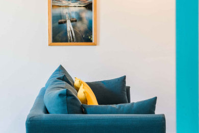 Immagine di un soggiorno con pareti gialle