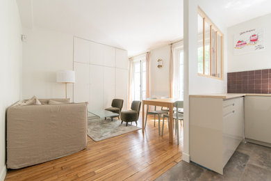 Aménagement d'une salle de séjour classique de taille moyenne et ouverte avec parquet clair et un sol marron.
