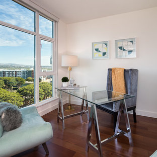 オレンジカウンティの小さいモダンスタイルのおしゃれなホームオフィス・仕事部屋 (ライブラリー、白い壁、濃色無垢フローリング、暖炉なし、自立型机、グレーの床) の写真