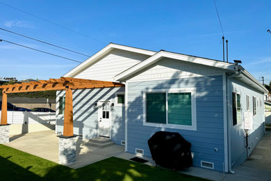 Beach style home design photo in Los Angeles