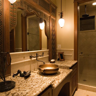 Bäder mit Kalkfliesen und grüner Wandfarbe Ideen, Design & Bilder