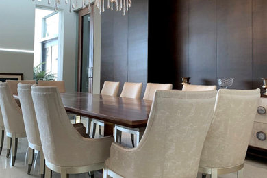 Diseño de comedor minimalista grande abierto con paredes beige y madera