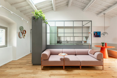 Idee per un soggiorno contemporaneo con parquet chiaro, parete attrezzata e travi a vista