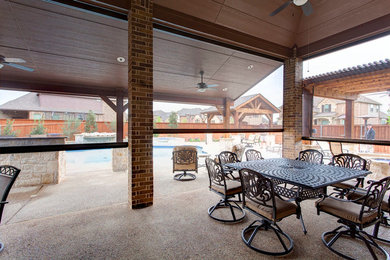 Elegant pool photo in Dallas