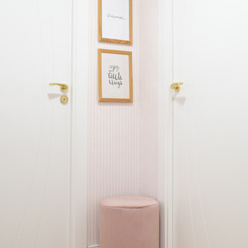 Perspectiva lateral del distribuidor con acento rosa y detalles dorados