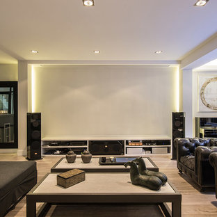 Idées déco pour une grande salle de cinéma moderne ouverte avec un mur blanc, un sol en bois brun et un écran de projection.