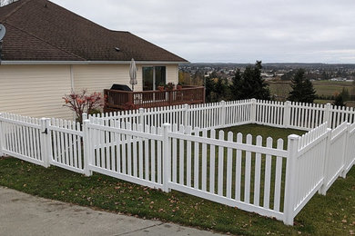 Inspiration for a mid-sized modern side yard ground level deck remodel in Seattle