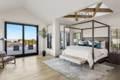 ラスベガスにある広いコンテンポラリースタイルのおしゃれな主寝室 (白い壁、クッションフロア、暖炉なし、茶色い床、表し梁)