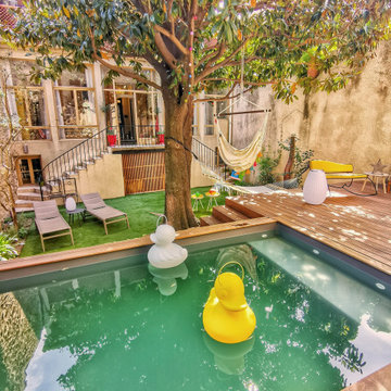 Mini-piscine dans un jardin de ville