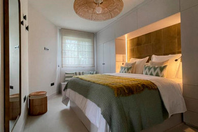 Diseño de dormitorio principal mediterráneo de tamaño medio con paredes blancas, suelo de baldosas de porcelana y suelo blanco