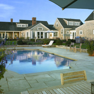 Mittelgroßer Maritimer Schwimmteich hinter dem Haus in individueller Form mit Natursteinplatten in Boston