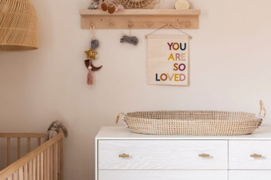 Идея дизайна: комната для малыша в стиле модернизм