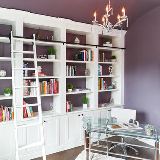 バンクーバーの中サイズのモダンスタイルのおしゃれなホームオフィス・仕事部屋 (ライブラリー、紫の壁、無垢フローリング、暖炉なし、自立型机、茶色い床) の写真