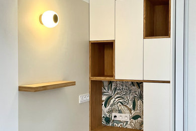 Inspiration pour un bureau minimaliste avec un mur beige, parquet clair, un bureau intégré et du papier peint.