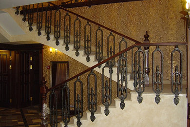 Foto de escalera recta de tamaño medio con barandilla de madera