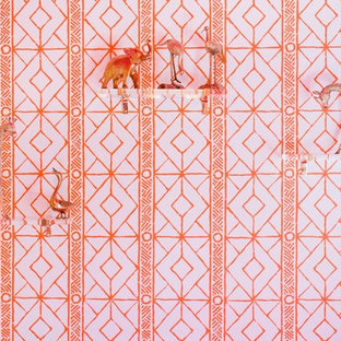 Inspiration för ett mellanstort vintage sovrum, med orange väggar, heltäckningsmatta och rosa golv