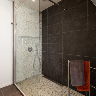 Ispirazione per una grande stanza da bagno moderna con doccia aperta, piastrelle beige, piastrelle a mosaico, pareti beige, pavimento in gres porcellanato, lavabo a consolle e pavimento nero