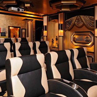 Exemple d'une salle de cinéma éclectique fermée avec un mur orange et moquette.