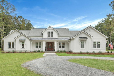 Inspiration for a farmhouse home design remodel in Charleston